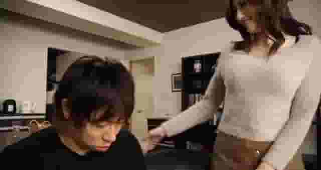 Seducing her friend's boyfriend while she's busy in the kitchen [GIF]