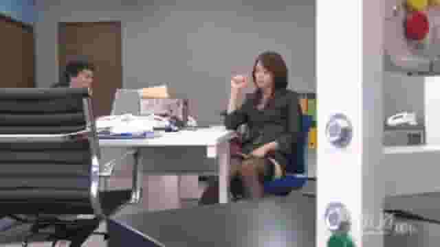 Maki Hojo masturbates at the office with her coworker sitting across from her. Uncensored. [GIF]