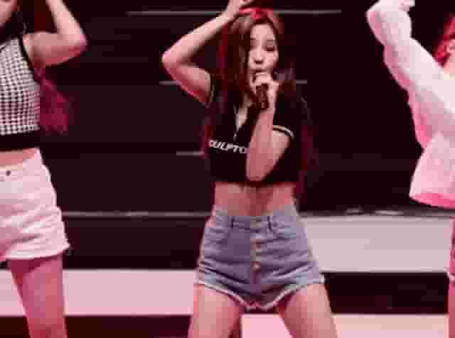 (G)I-DLE - SOYEON - Looking good in those shorts.