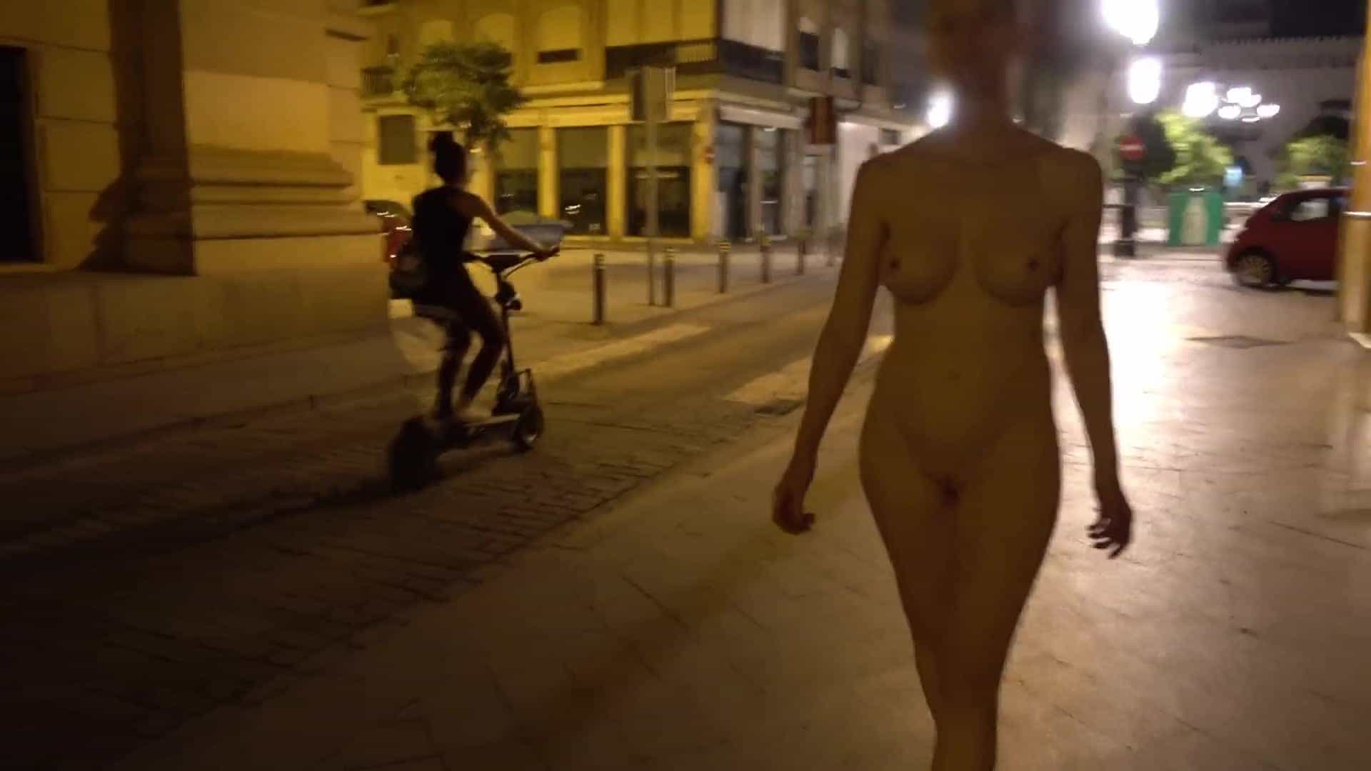 I walked completely naked in the city and got caught!