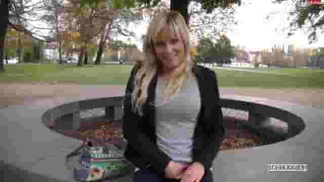 A sexy blonde sucks and fucks in the middle of a city park. [GIF]