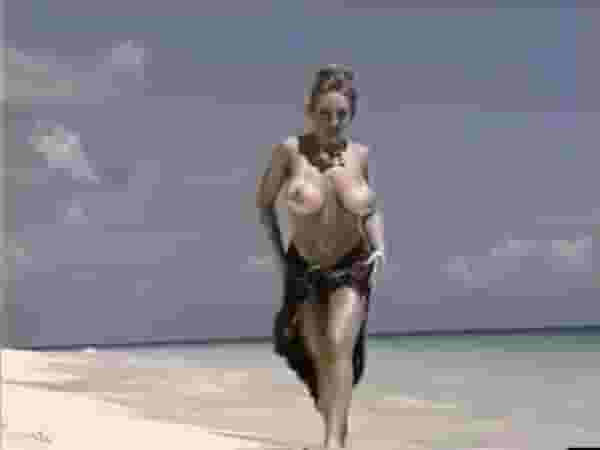 Sexy Beach Girl Walk Nude