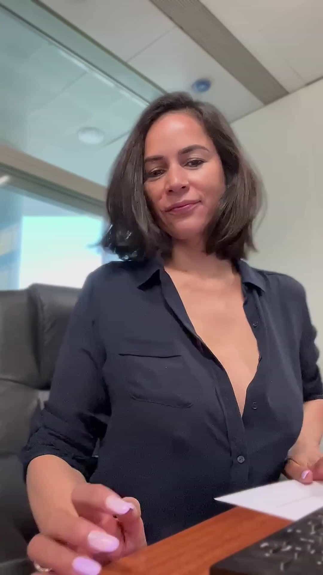 Secretary’s boobs reveal…