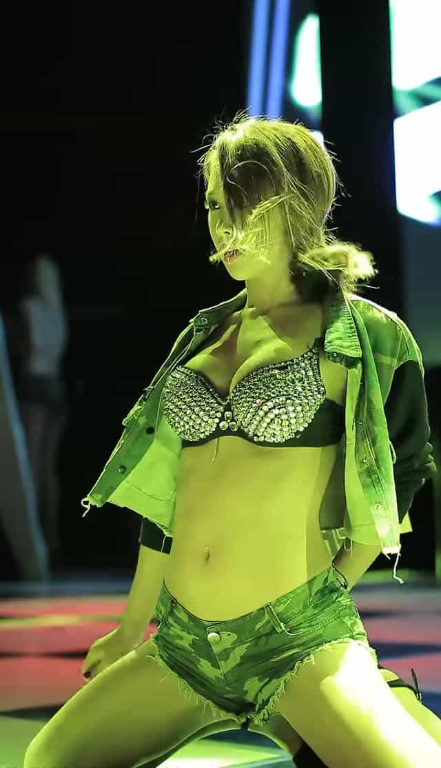 DoYou Showing her Underboob on stage (x-post /r/cumtributekpop)