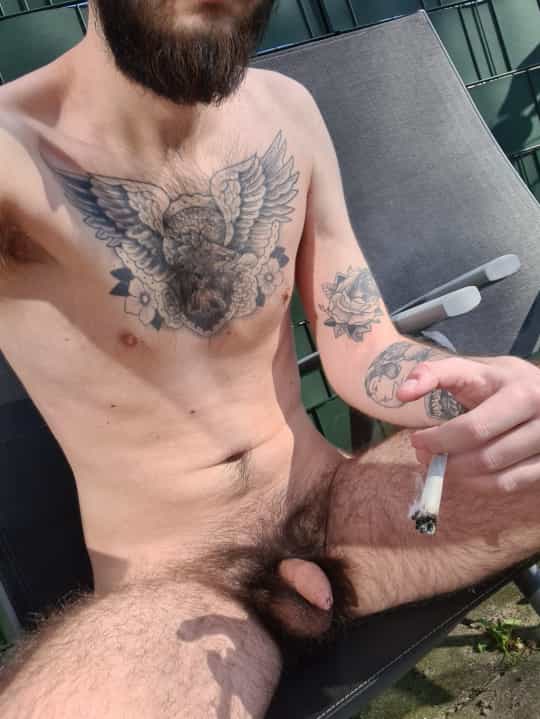 Love to be naked and smoke outside (m)