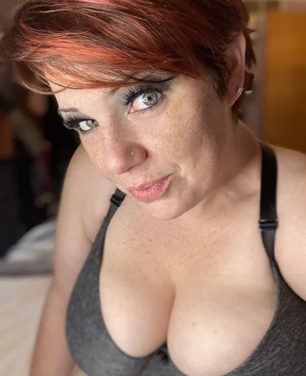 Freckles, Red hair, grey eyes, big boobs... I am the perfect woman!