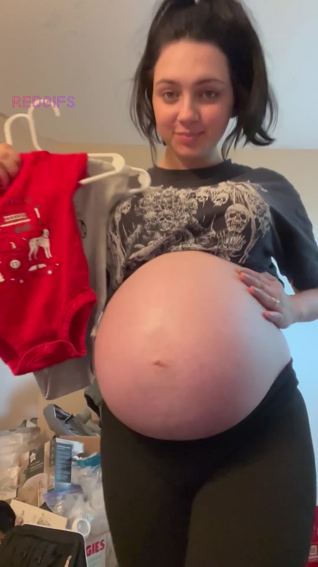 Can’t believe there’s a whole baby in there…🤭😜🤰🏻