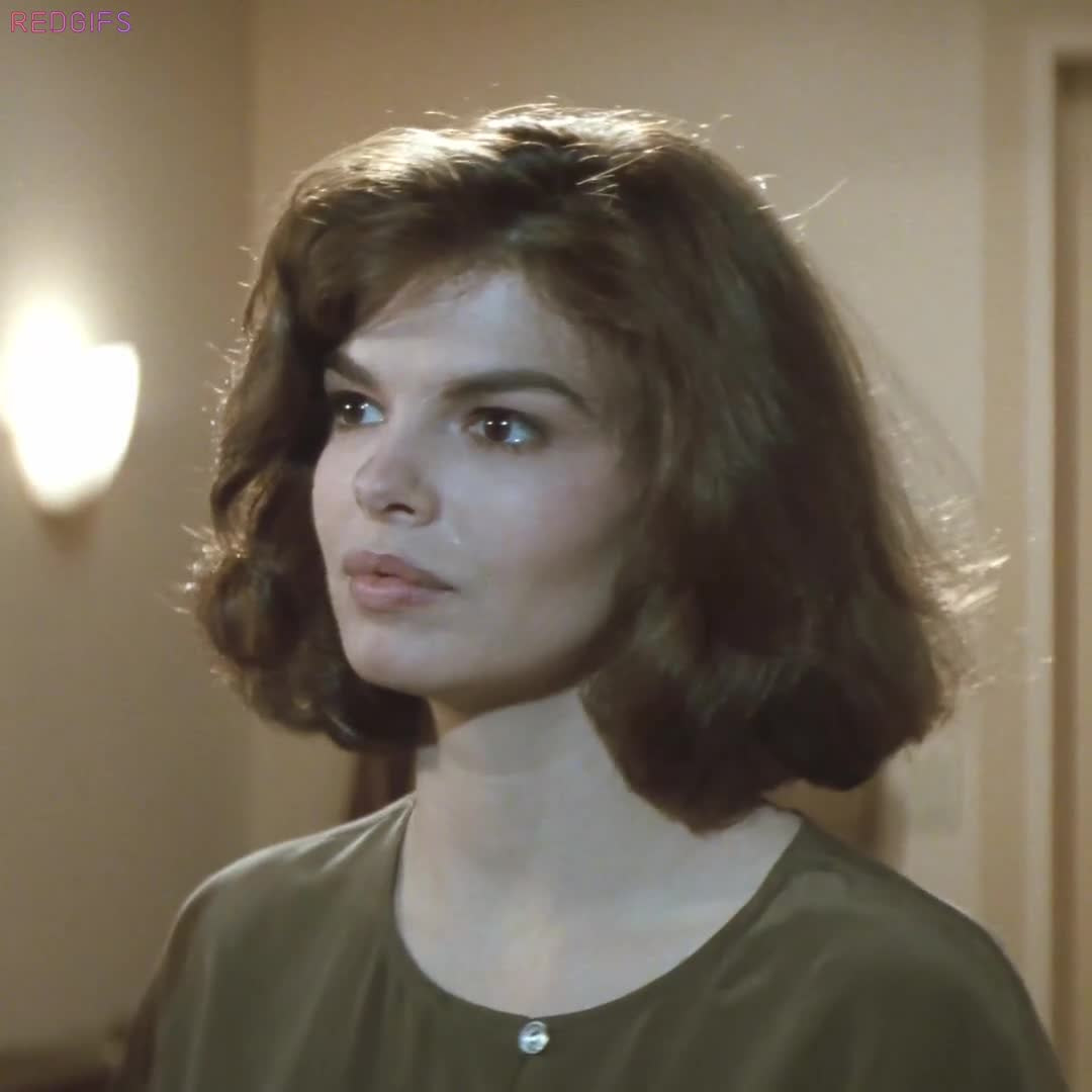 Jeanne Tripplehorn's film debut plots in Basic Instinct (1992)