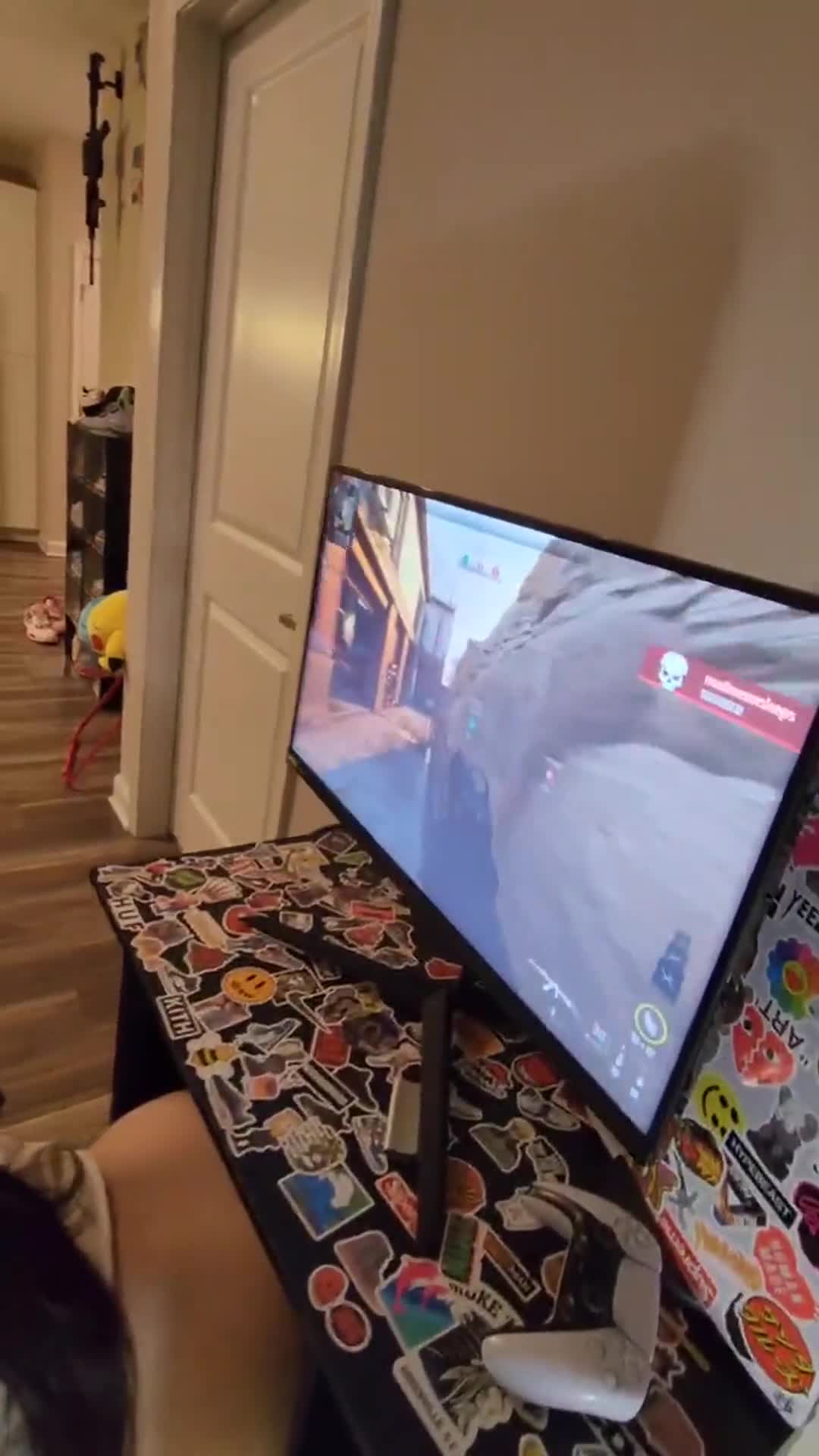 She couldn’t concentrate playing COD with me licking her pussy 