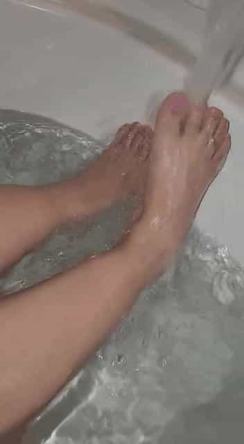 Will help me wash my feet?👄