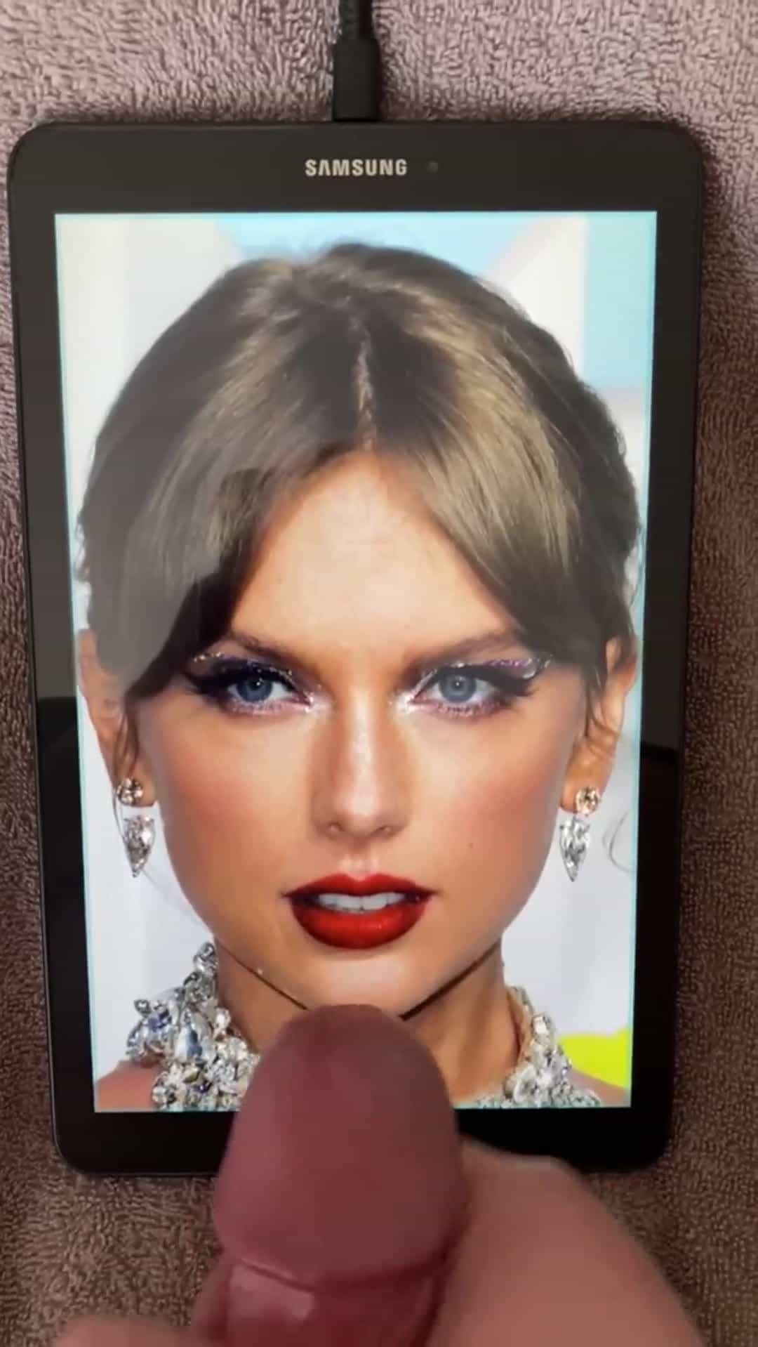 Taylor Swift’s face drives me crazy 
