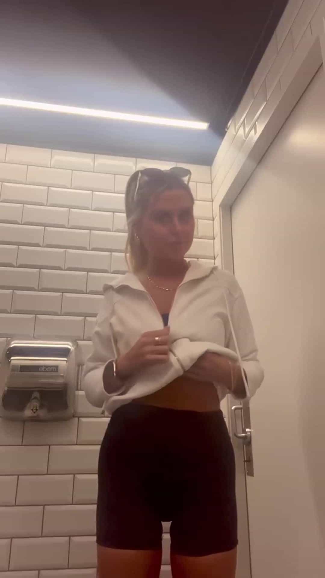 Public bathroom boner alert 🙈