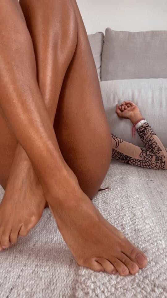 Long legs and cute little toes!