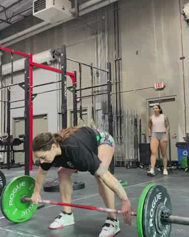 Does anybody know who the girls are in the backgorund? Bethanycf is doing power snatches in the for...
