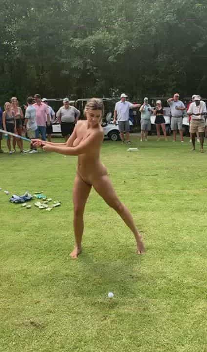 Naked golf swing with an audience ⛳