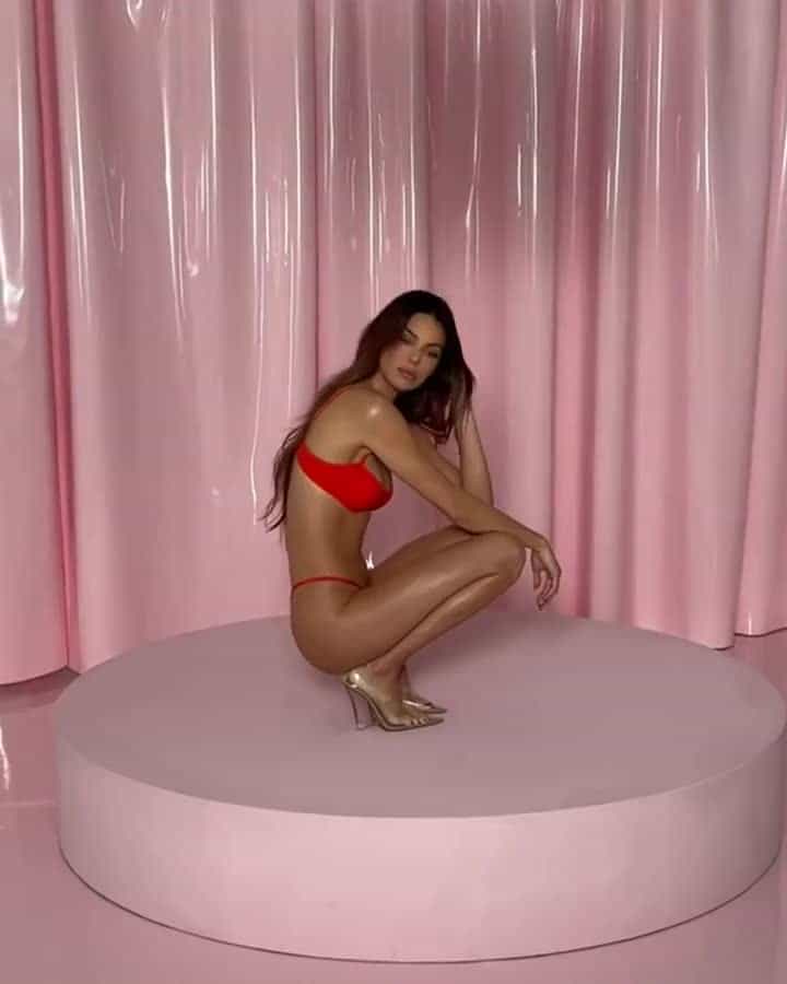 Kendall Jenner is so sexy. Love her sexy long legs.