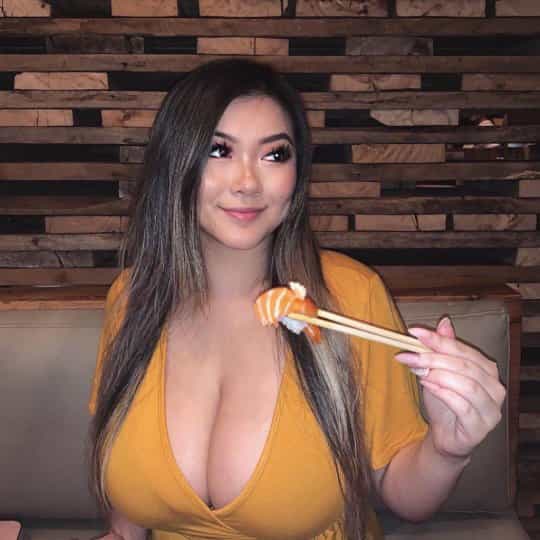 Vicki Li cleavage
