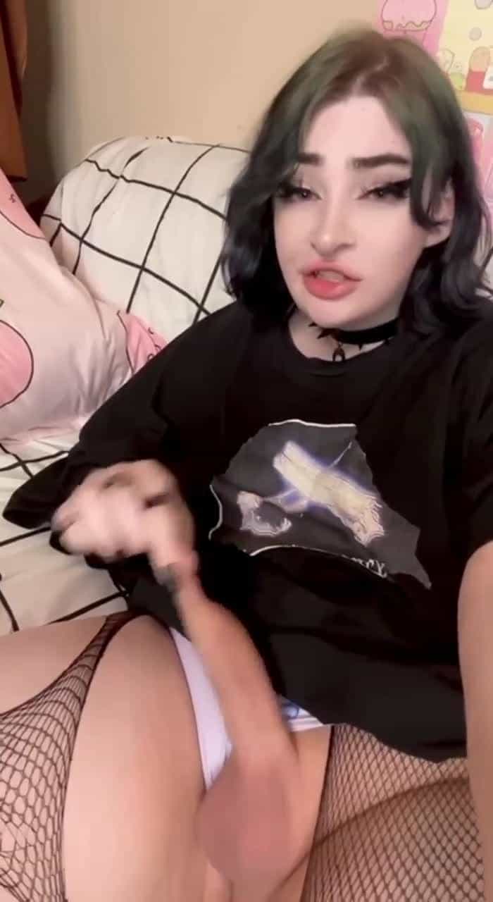 Any guys around that get turned on by gothgirls? 🦇🖤