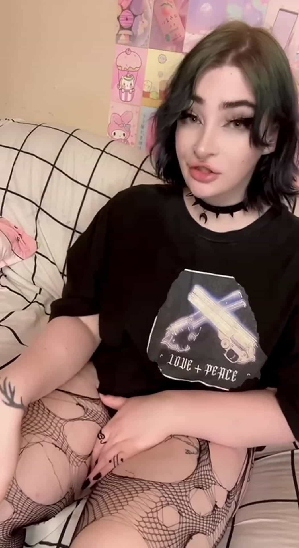 Be honest.. would you suck off a goth girl? 🖤✨